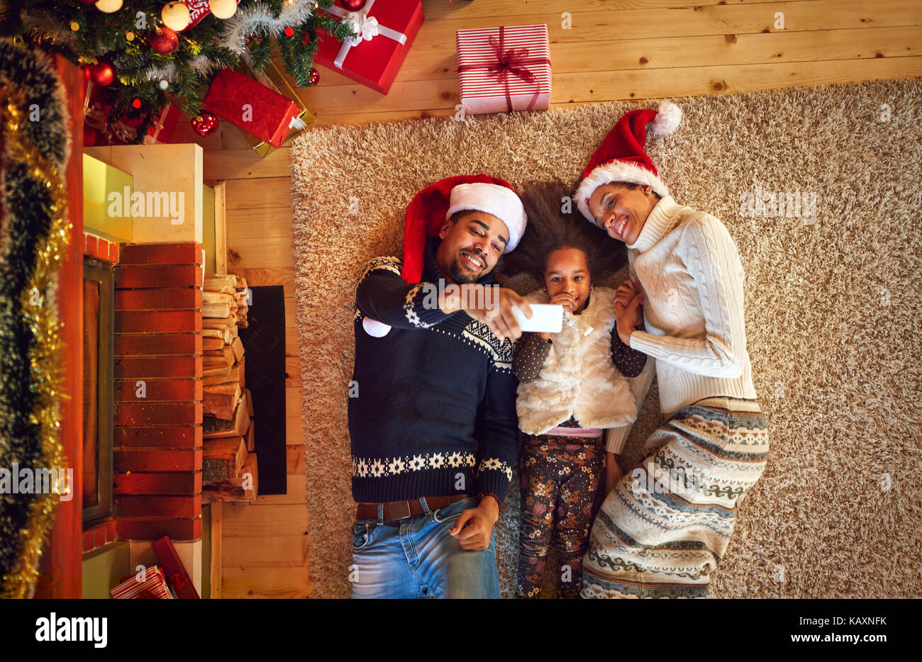 Halb-Familie, die Weihnachten selfie in liegender Position Stockfoto