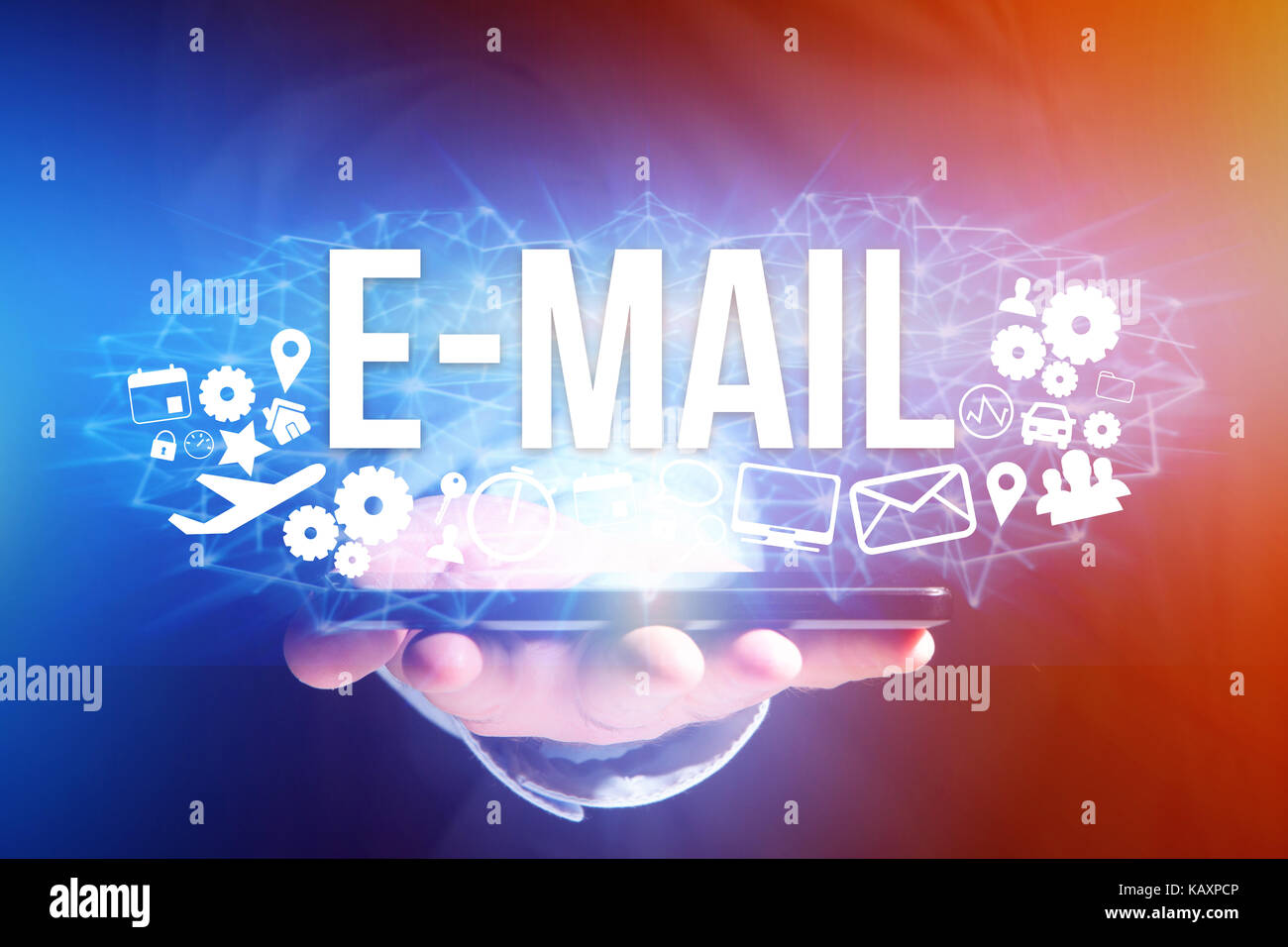 Konzept der Mann mit futuristischen Schnittstelle mit e-mail und Multimedia icons rund um - Internet Konzept fliegen Stockfoto