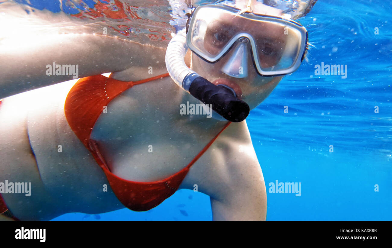 Frau Tauchen Unterwasser in Schnorcheln Tauchen Maske Stockfoto