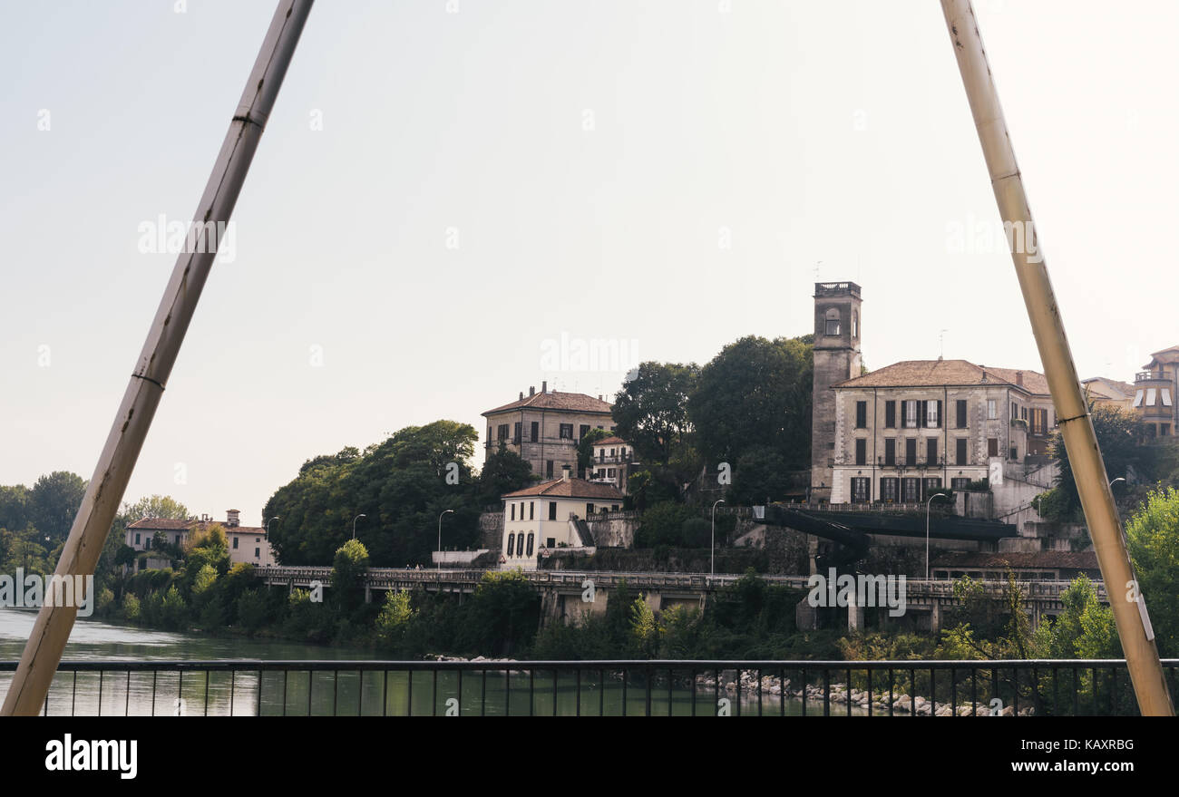 Rahmen der Gebäude in Cassano d'Adda neben den Fluss Adda, Italien Stockfoto
