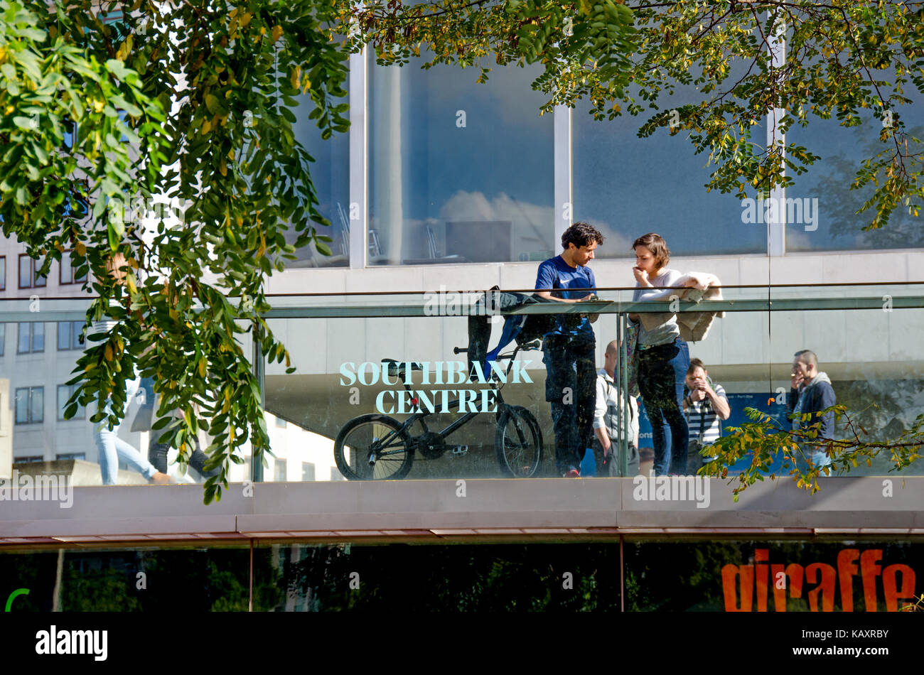 London, England, UK. Menschen außerhalb der South Bank Centre (Nationaltheater) Stockfoto