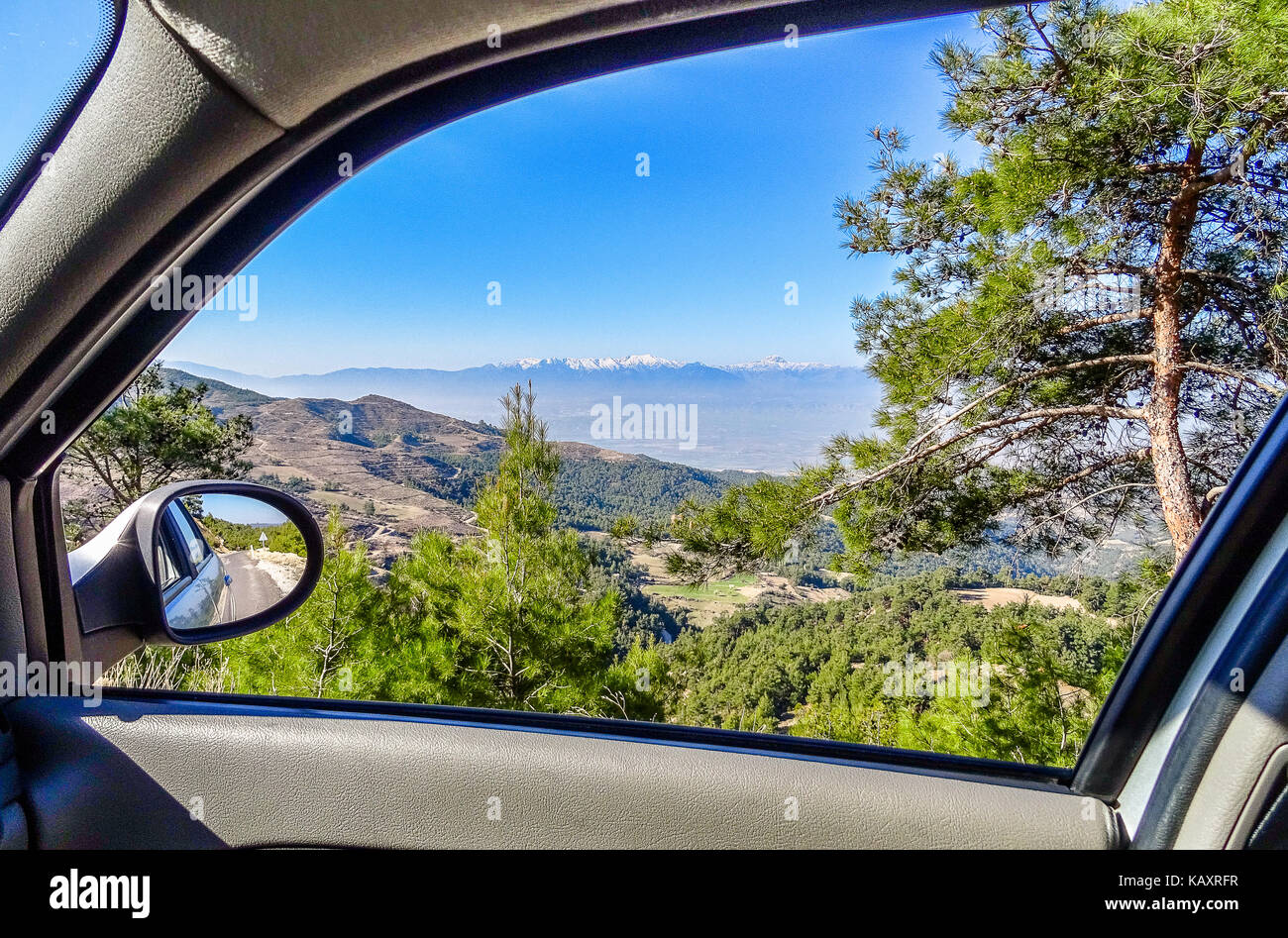 Blick durch den autospiegel -Fotos und -Bildmaterial in hoher Auflösung –  Alamy