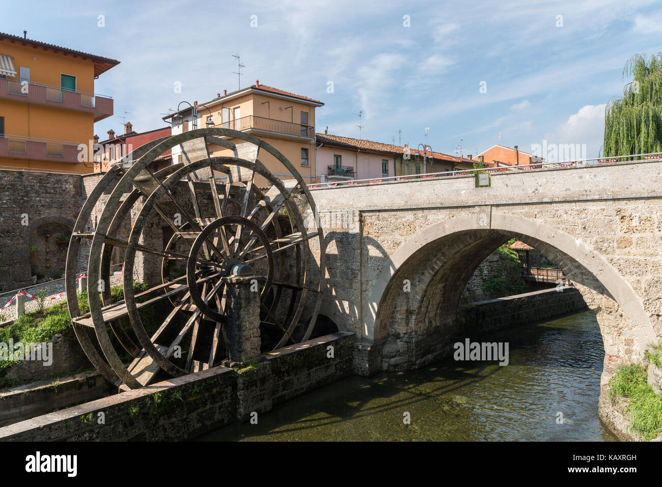 Groppello d'Adda (Mailand, Lombardei, Italien), alte Brücke und wassermühle an einem sonnigen Sommermorgen Stockfoto