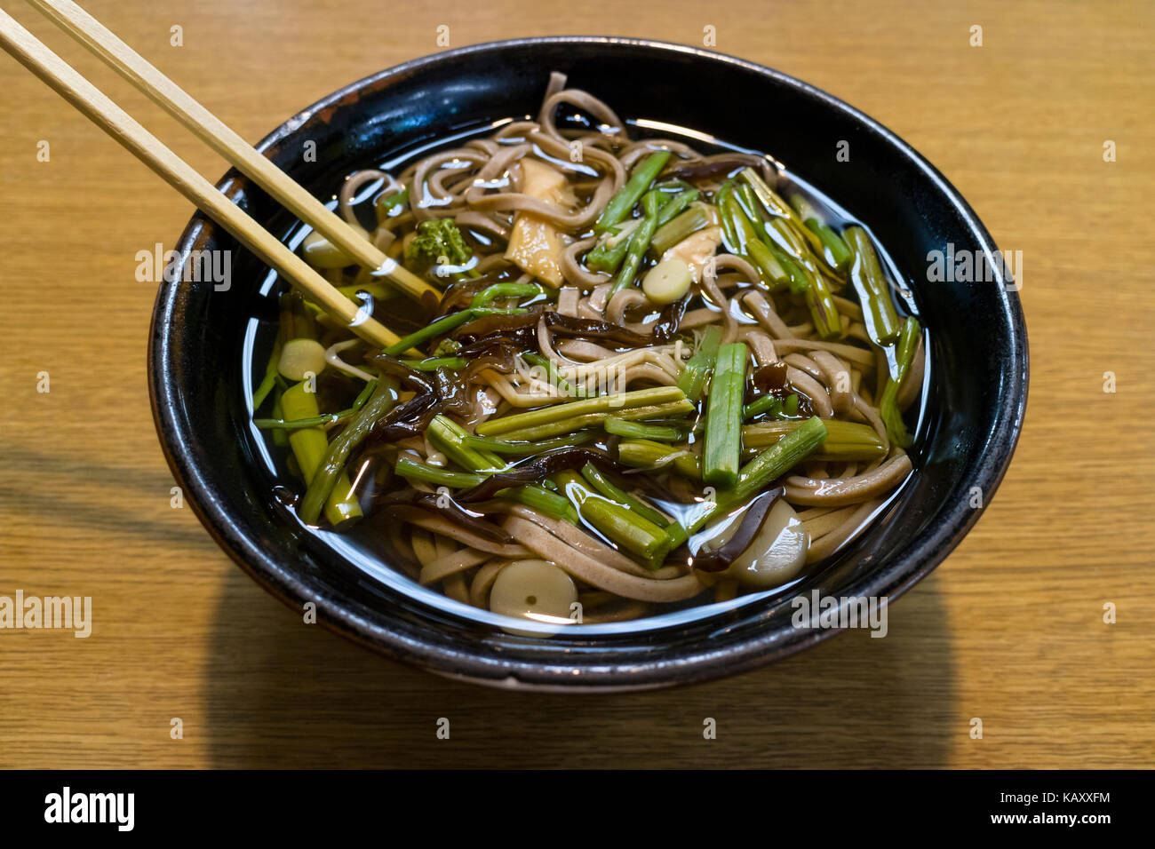 Schüssel mit heißem japanischer Soba Nudeln und Gemüse Stockfoto