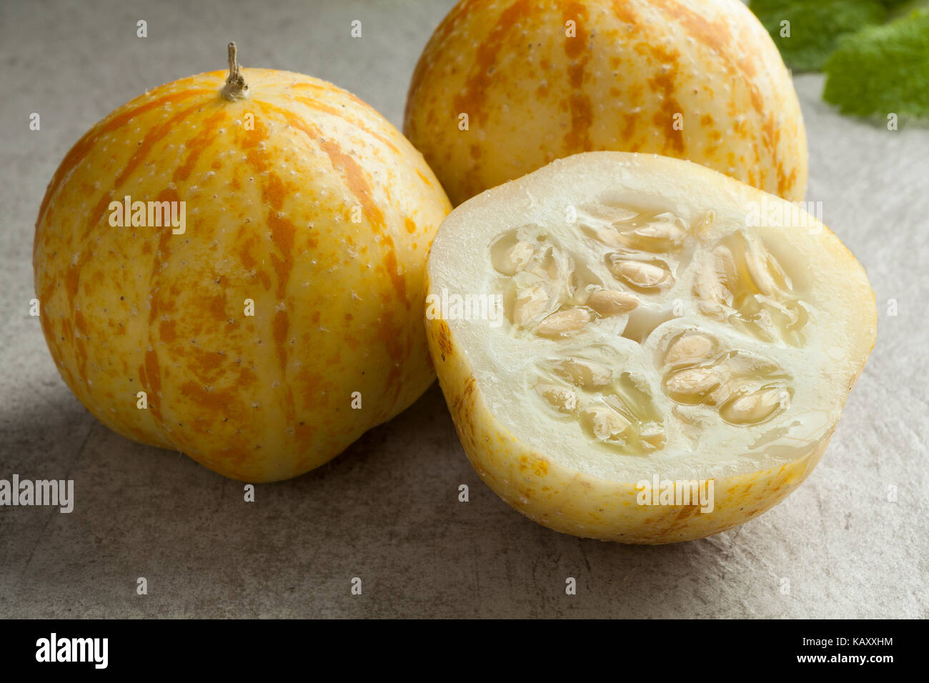 Frische ganze und halbe Runde, gelber Apfel Gurken Stockfoto