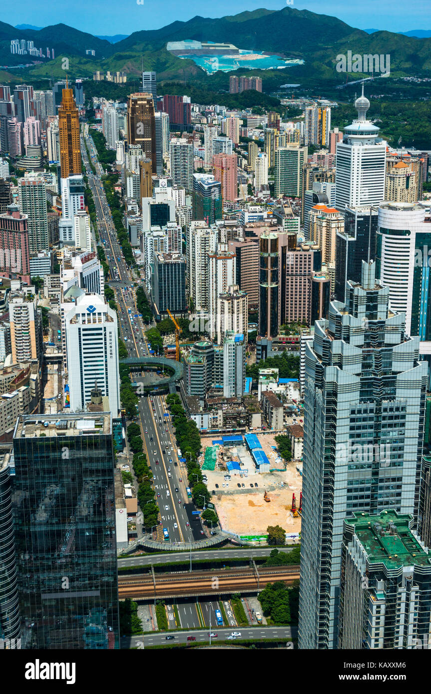 Moderne chinesische Stadt, mit Blick auf Bürotürmen und langen Boulevard in Shenzhen in der Provinz Guangdong, China Stockfoto