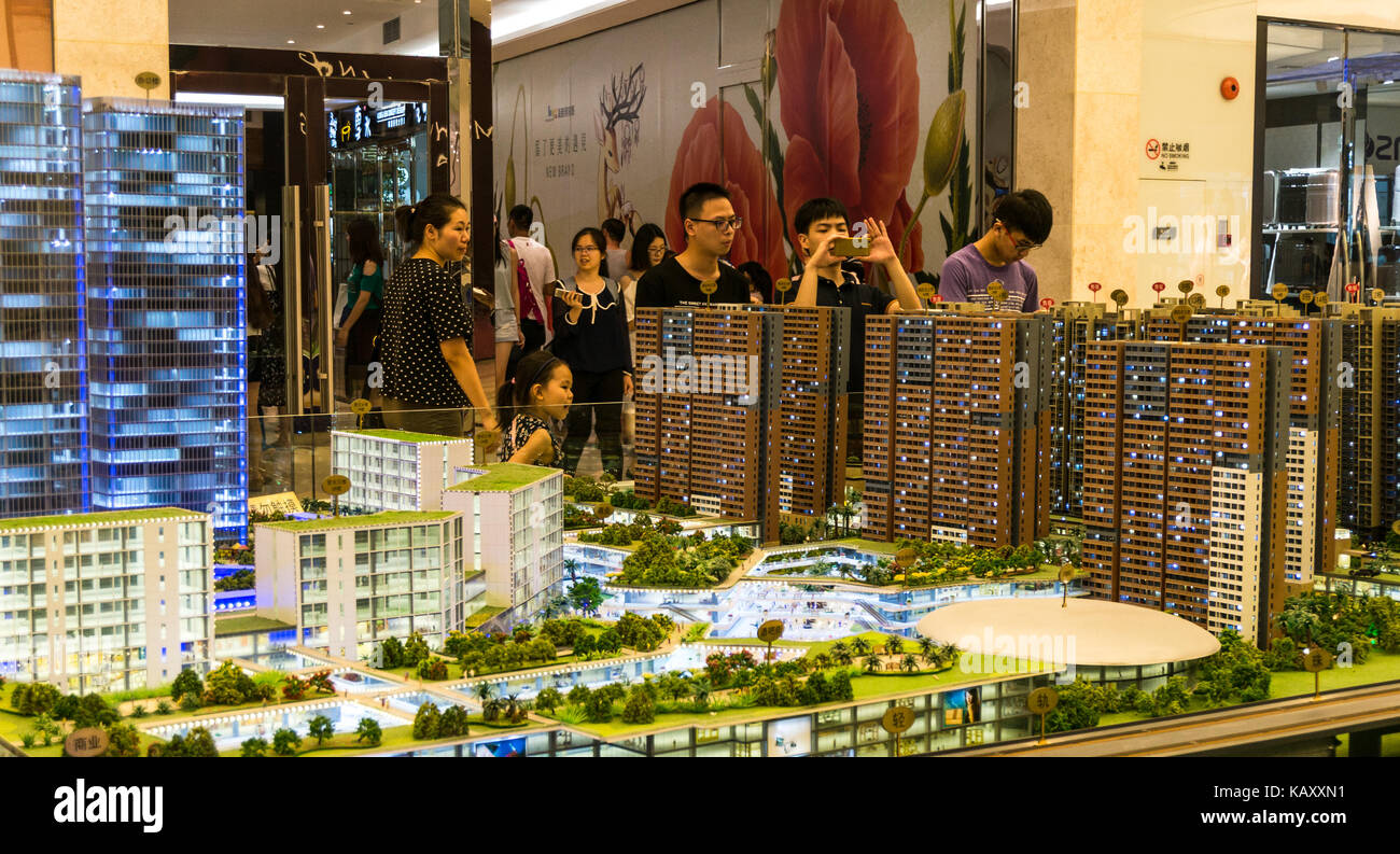 Chinesische Investoren anzeigen Modell von Wohnungen und andere Immobilien in Shenzhen in der Provinz Guangdong, China Stockfoto