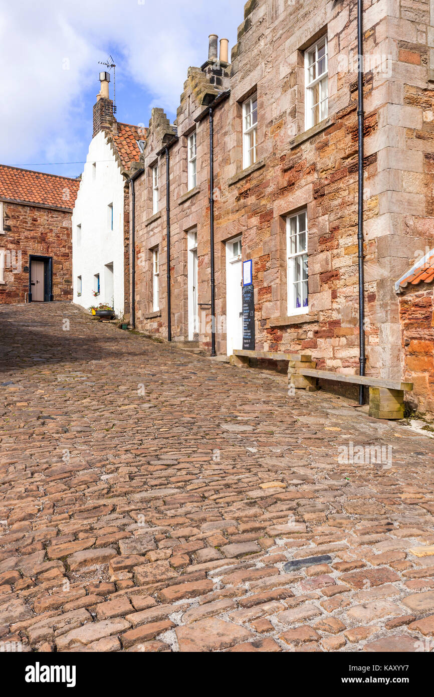 Eine Kopfsteinpflasterstraße im Fischerdorf Crail, Fife, Schottland Großbritannien Stockfoto