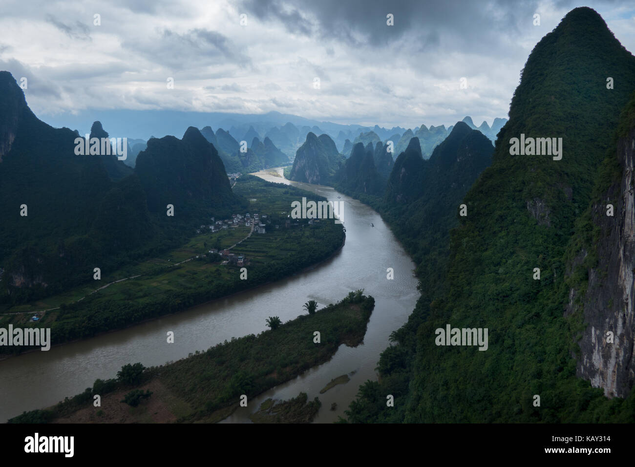 Schöne chinesische Naturlandschaft mit karst Hügel, Berge, die Stadt und die Landschaft zwischen Guilin und Yangshuo, China, Asien. Touristische Kreuzfahrtschiffe o Stockfoto
