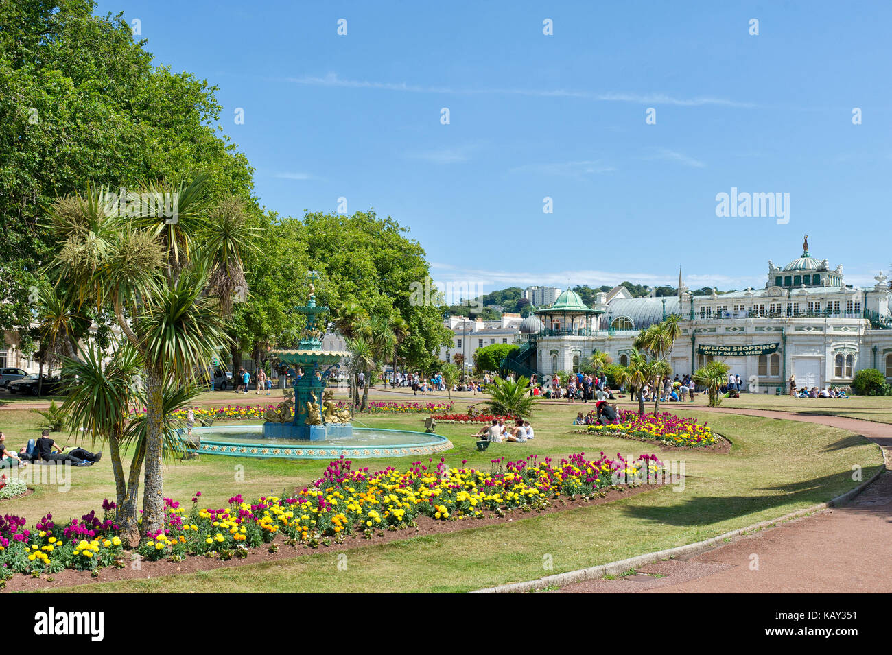 Dekorativer viktorianischer Brunnen in den Princess Gardens Torquay, Devon mit dem Pavillon im Hintergrund. Bild im Postkartenstil für Feiertage Stockfoto