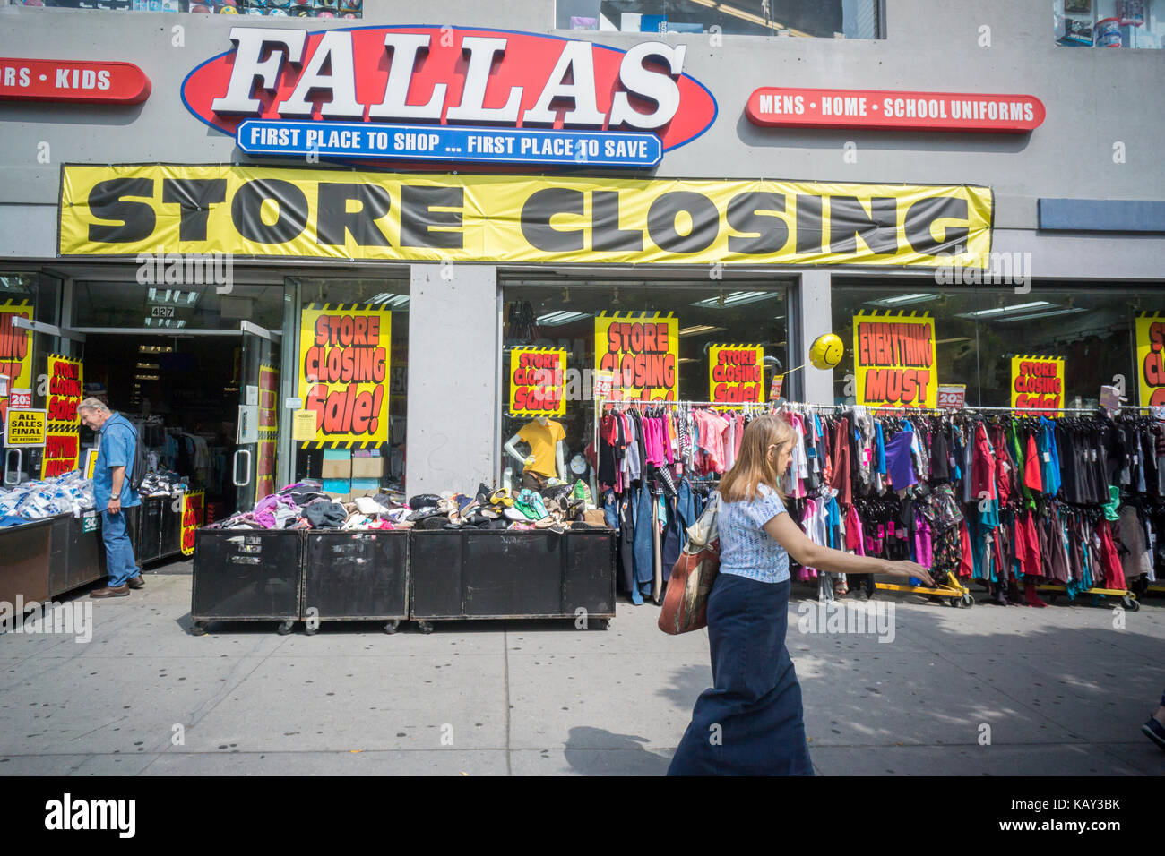 Ein Store auf der Fulton Street in Downtown Brooklyn in New York kündigt an, dass sie bald schließt, Rabatte auf Waren, am Sonntag, den 17. September 2017. (© Richard B. Levine) Stockfoto
