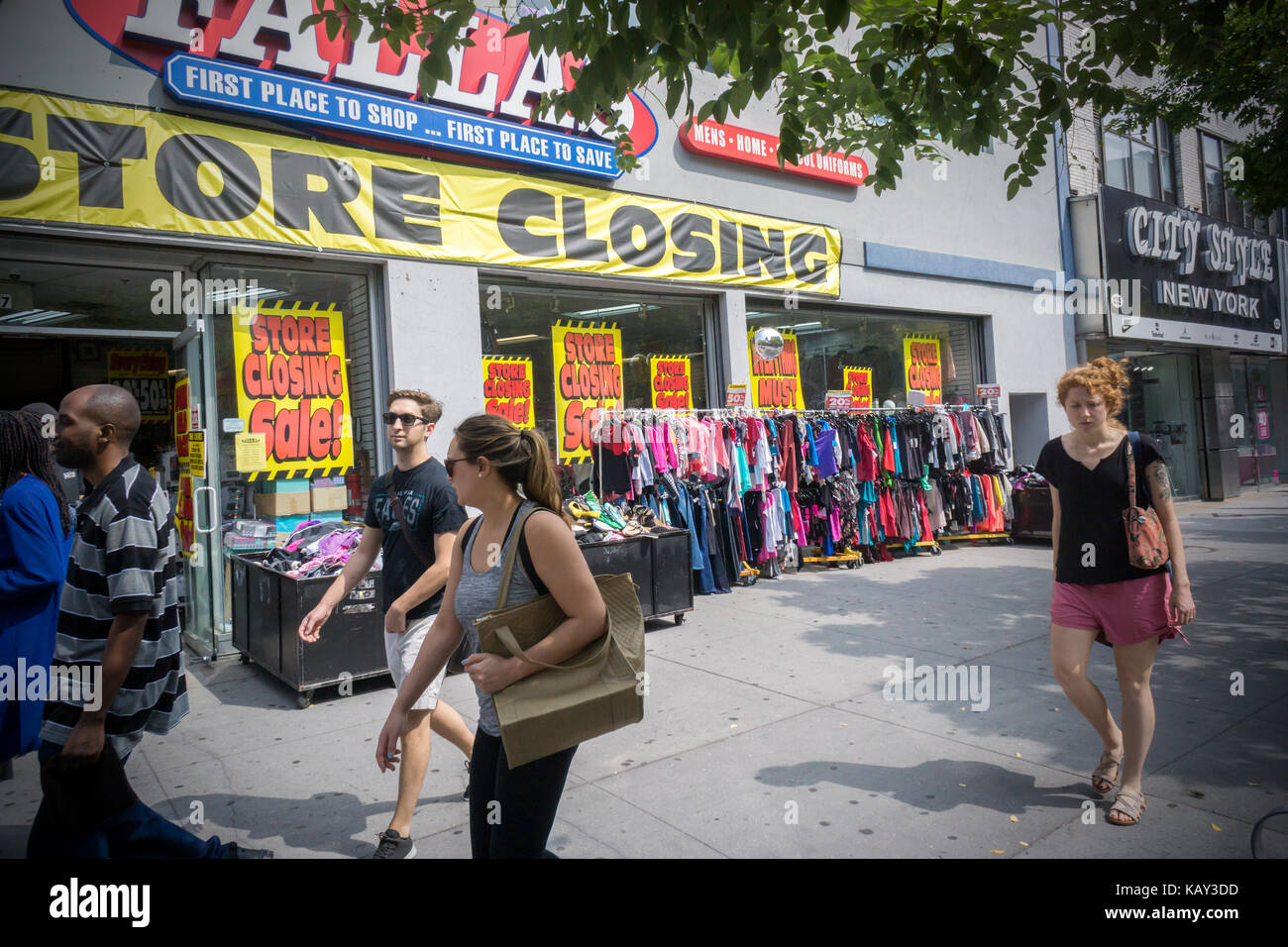 Ein Store auf der Fulton Street in Downtown Brooklyn in New York kündigt an, dass sie bald schließt, Rabatte auf Waren, am Sonntag, den 17. September 2017. (© Richard B. Levine) Stockfoto