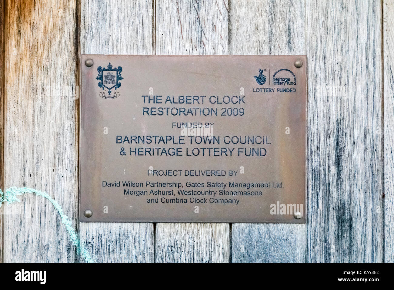 Inschrift am Sockel des berühmten Albert Memorial Clock Tower, 1862 erbaut, ein historisches Wahrzeichen in den Platz, Barnstaple, Devon Stockfoto