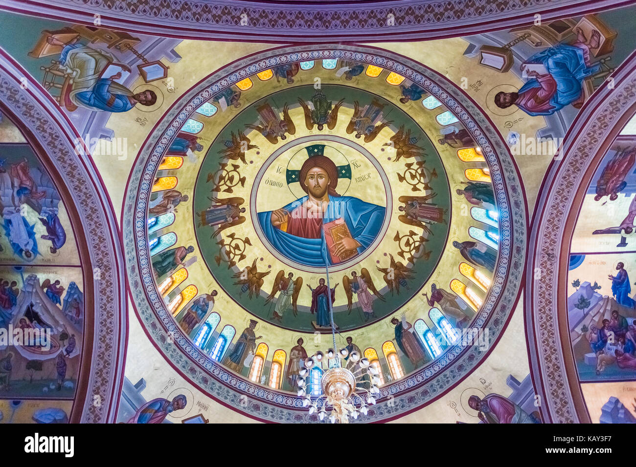 Farbenfrohes Interieur der Griechischorthodoxe Kirche von Santorini, Fira (Thira, Thera Farbenfrohes Interieur der Griechischorthodoxe Kirche von Santorini, Fira (Thira, Thera