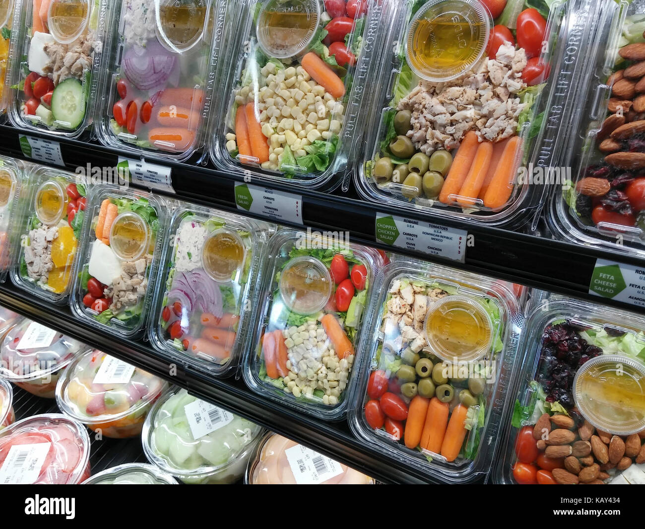 Pakete von Pre-cut, portioniert Gemüse in einem Supermarkt in New York am Mittwoch, 20. September 2017. (© Richard B. Levine) Stockfoto