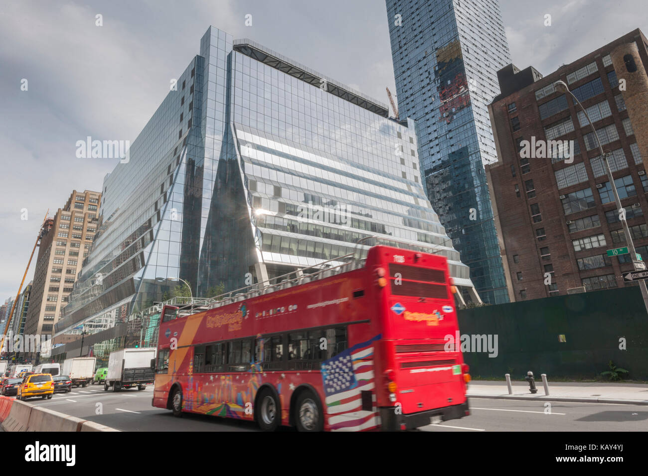 450 West 33rd Street, nun nach der Renovierung als 5 Manhattan West, am Donnerstag, 21. September 2017 bekannt. Amazon verkündete es 360.000 Quadratfuß in das Gebäude und die 2000 Arbeitsplätze in die Stadt innerhalb von drei Jahren und 6000 Arbeitsplätze in den Zustand von 2019. (© Richard B. Levine) Stockfoto