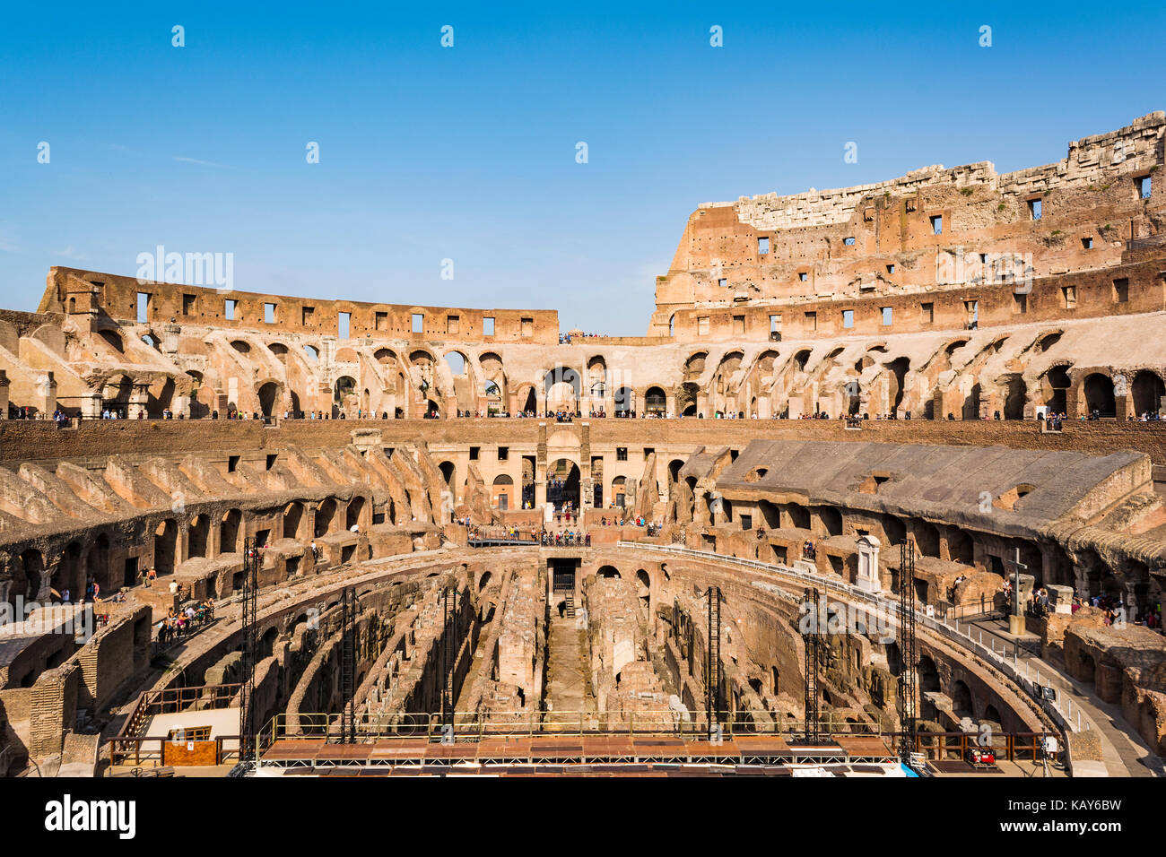 Innenraum des Kolosseum, Rom. Auch bekannt als dem flavischen Amphitheater ist eine ovale Amphitheater im Zentrum der Stadt Rom, Italien. Stockfoto