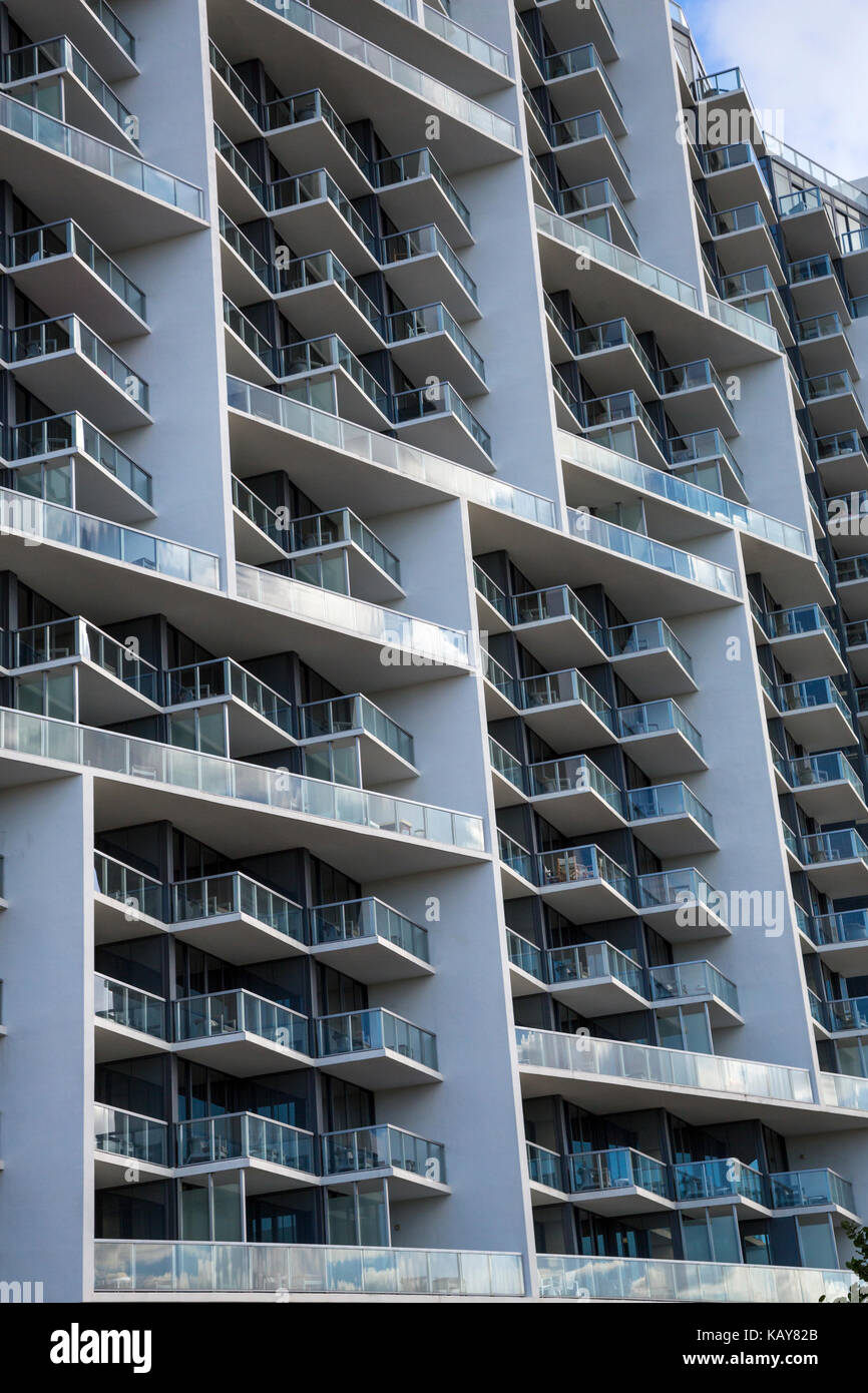 Miami Beach, Florida. Eine Eigentumswohnung mit Blick aufs Meer, mit mehreren Balkonen, Miami Beach. Stockfoto