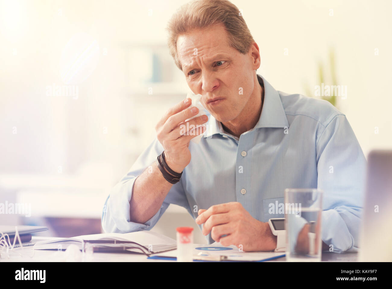 Kranke ältere Menschen leiden unter einer Allergie Stockfoto