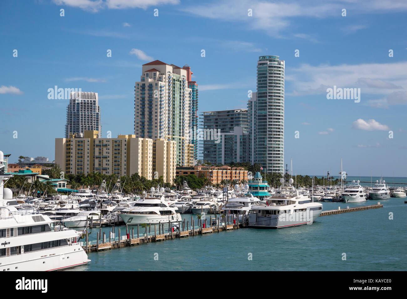 Miami Beach, Florida. South Beach Boote und Eigentumswohnungen. Stockfoto