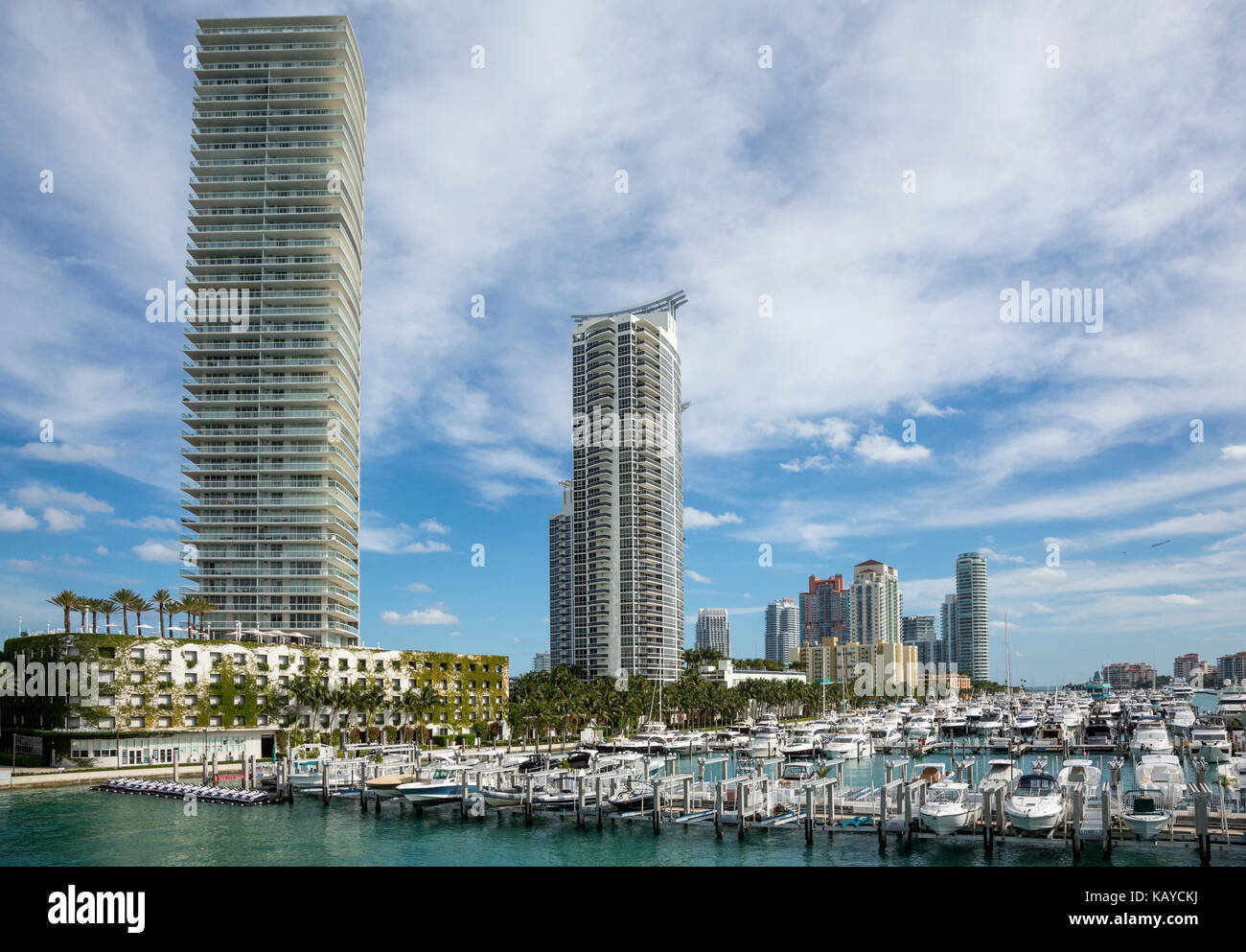Miami Beach, Florida. South Beach Boote und Eigentumswohnungen. Stockfoto