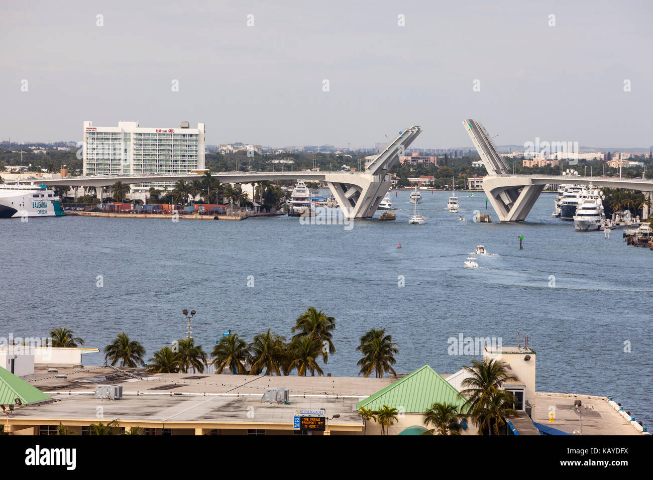 Ft. Lauderdale, Florida. SE 17th Street Brücke offen über Stranahan River. Stockfoto
