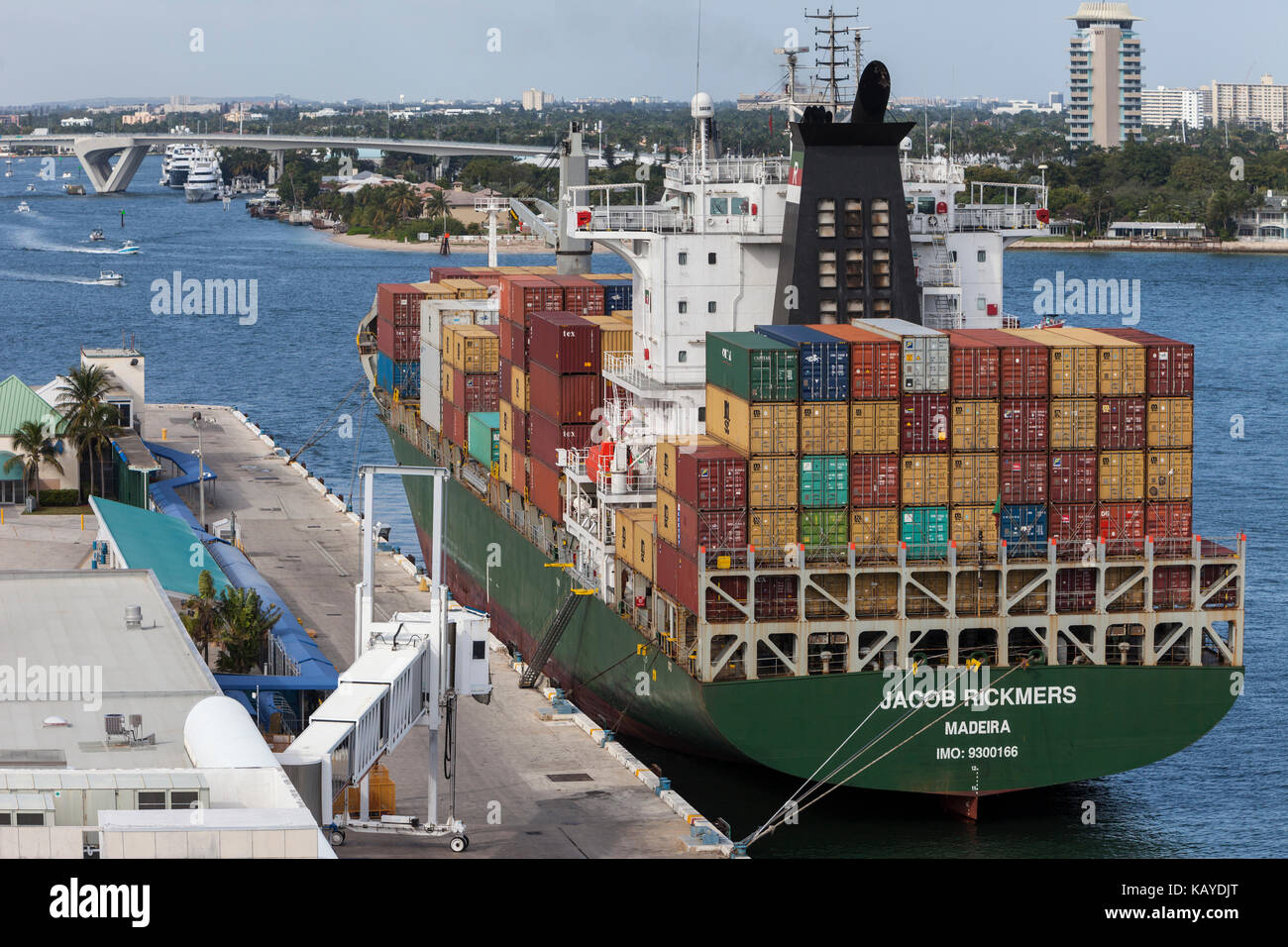 Ft. Lauderdale, Florida. Container schiff in Port Everglades. Stockfoto