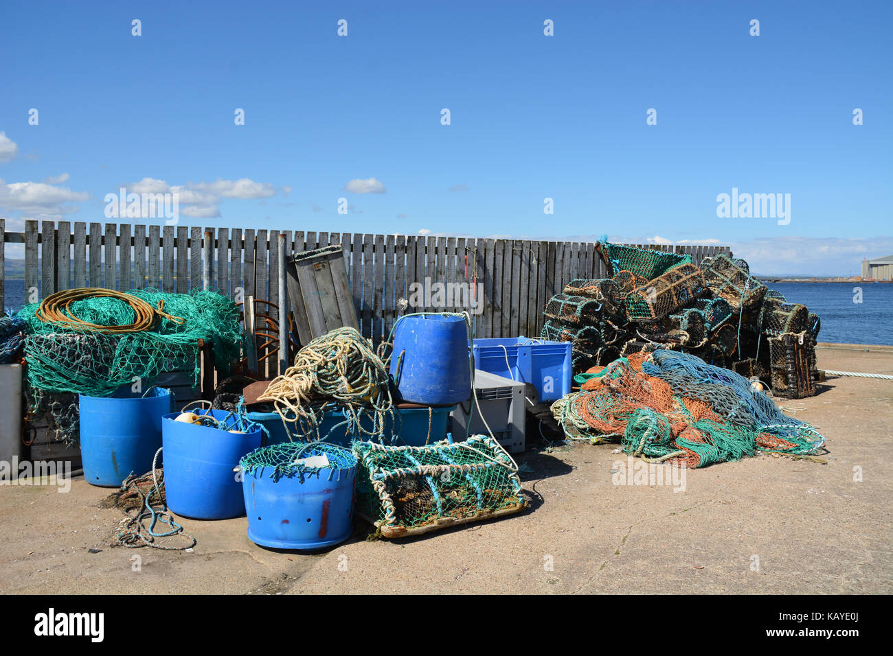 Fanggeräte, sitzend auf einem Pier Stockfoto