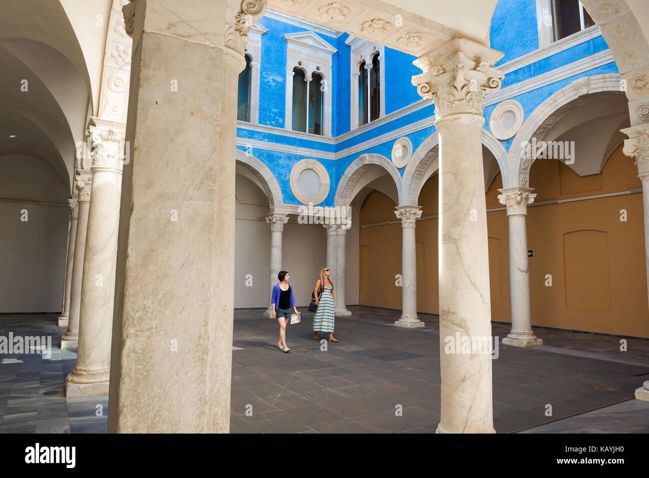 Freundinnen Urlaub, Blick auf zwei junge weibliche Touristen, die durch den Renaissancehof im Museo de Bellas Artes in Valencia, Spanien, spazieren gehen. Stockfoto