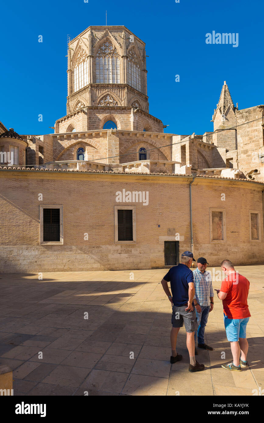 Valencia Altstadt Straße, vor der Kulisse der Kathedrale Laterne Turm drei spanische Männer in der Plaza Almoina Altstadt in Valencia, Spanien. Stockfoto