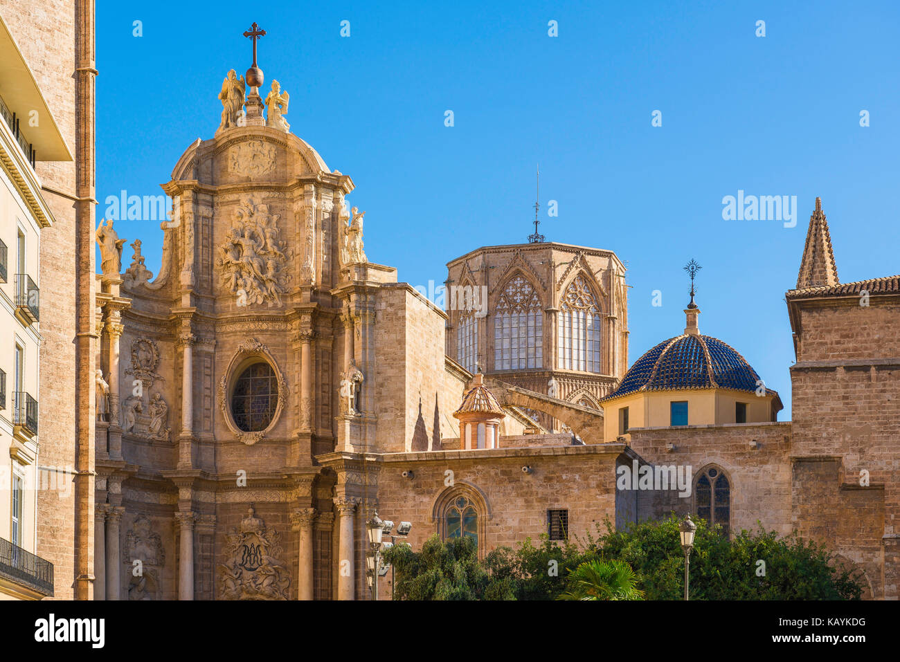 Die Kathedrale von Valencia Spanien, mit Blick auf die barocken Eingang und 14. Jahrhundert Laterne Turm der Kathedrale in Valencia, Spanien. Stockfoto