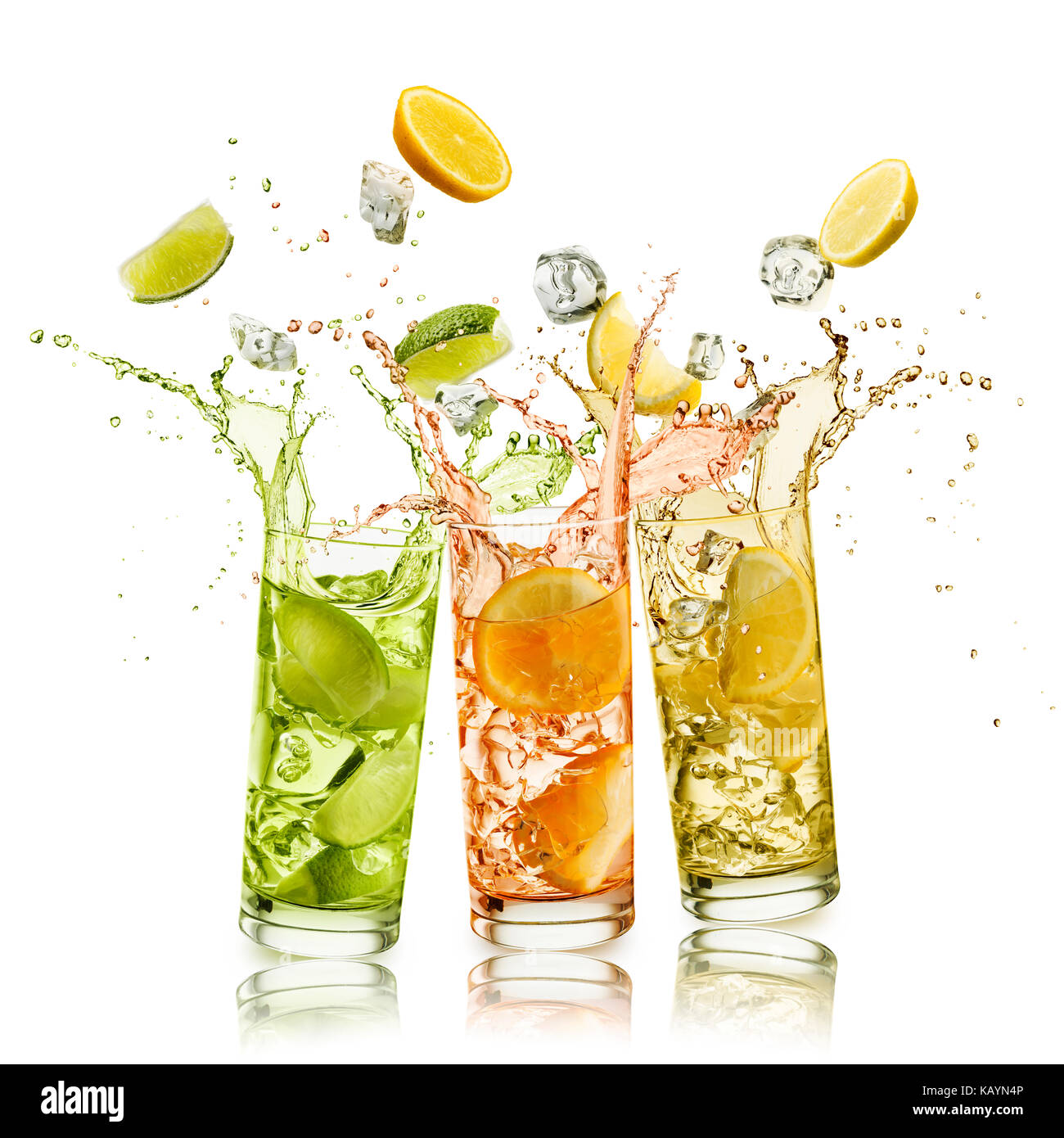 Zitrusfrüchte Soft Drink mit fruchtschnitten und Eiswürfel fallen und Planschen, auf weißem Hintergrund Stockfoto