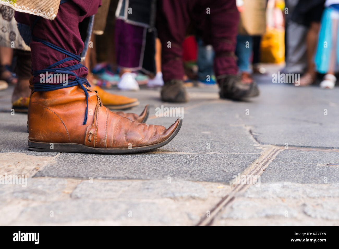 Nahaufnahme von gekrümmten mittelalterliche Schuhe. Musiker Schuhe Stockfoto