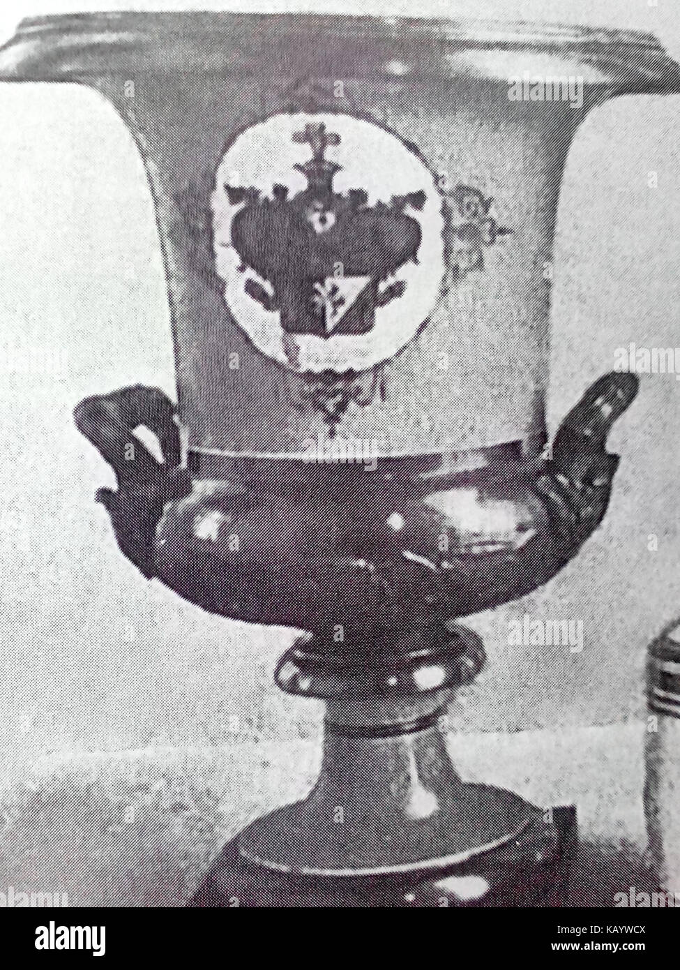 Dieses Bild zeigt das Wappen von Bezdrik Kulikowski aus der Region Sumy in der Ukraine aus dem Jahr 1914. Das Wappen repräsentiert das lokale Erbe und die historische Identität der Region während des frühen 20. Jahrhunderts. Stockfoto