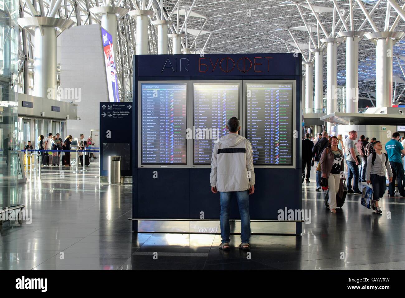 Flugplan auf dem internationalen Flughafen Vnukovo (Moskau) - Juli 2017. Stockfoto