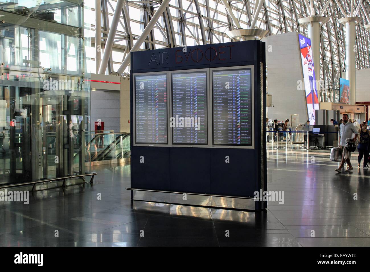Flugplan auf dem internationalen Flughafen Vnukovo (Moskau) - Juli 2017. Stockfoto