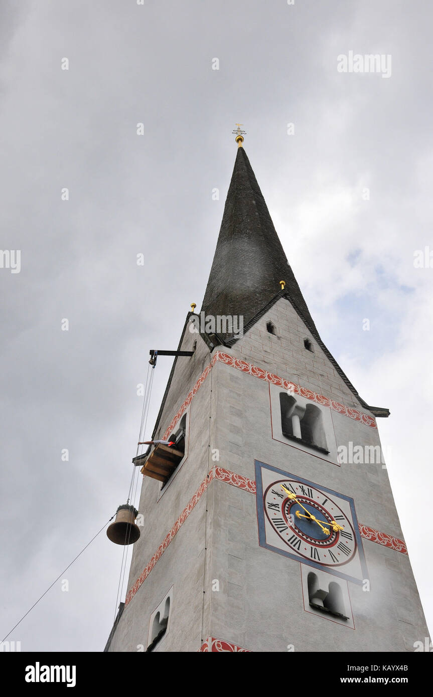 Deutschland, Bayern, Garmisch-Partenkirchen, alte Kirche, Glocke Einweihung, Kirche Bell nach oben gezogen wird, Stockfoto
