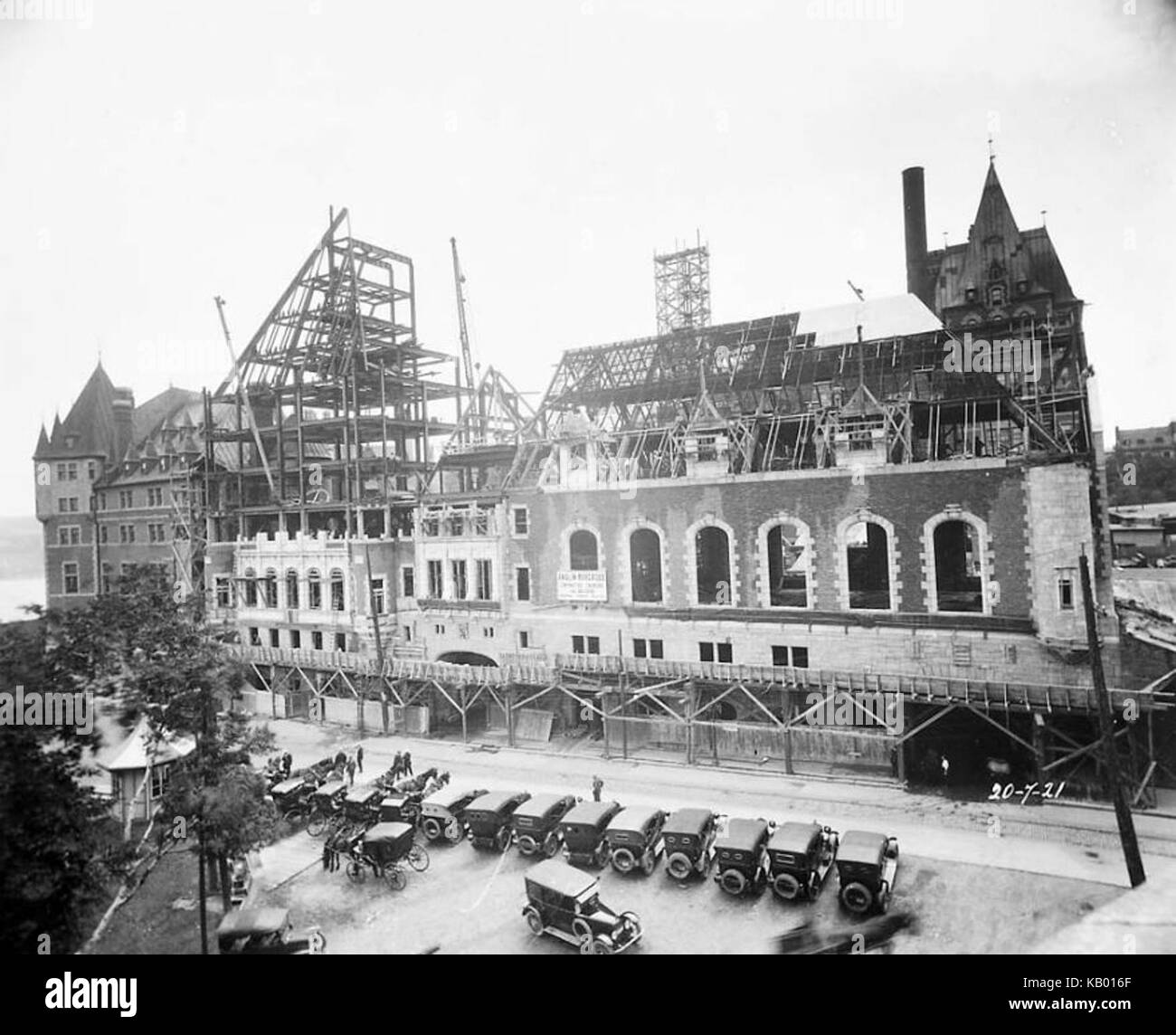 Bauarbeiten am Saint Louis Flügel des Château Frontenac in Quebec, Kanada, am 20. Juli 1921. Das Projekt war Teil der Erweiterung dieses berühmten Wahrzeichens. Stockfoto