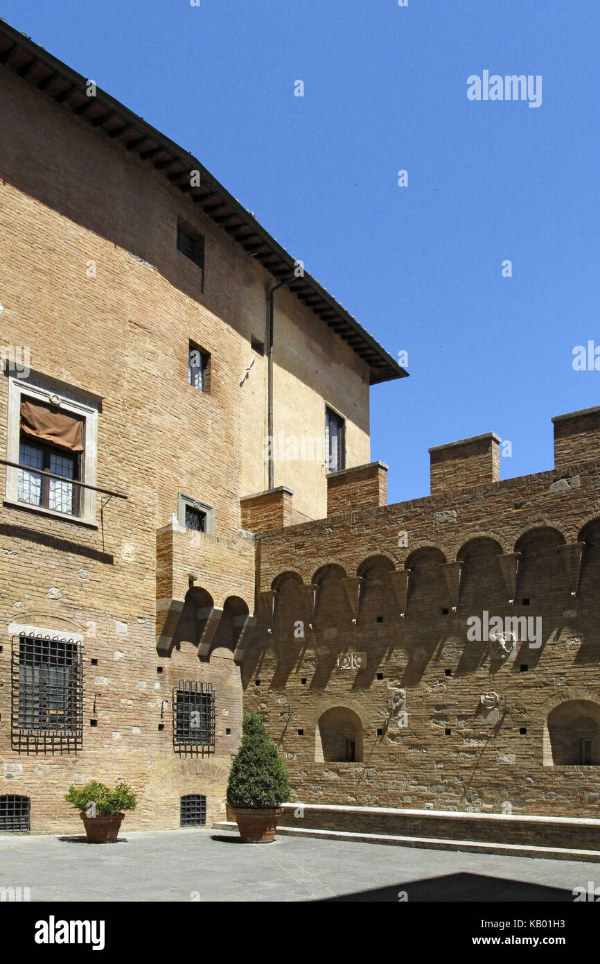 Italien, Toskana, Siena, Palazzo Chigi Saracini - aus dem 15. Jahrhundert, Innenhof, Stockfoto