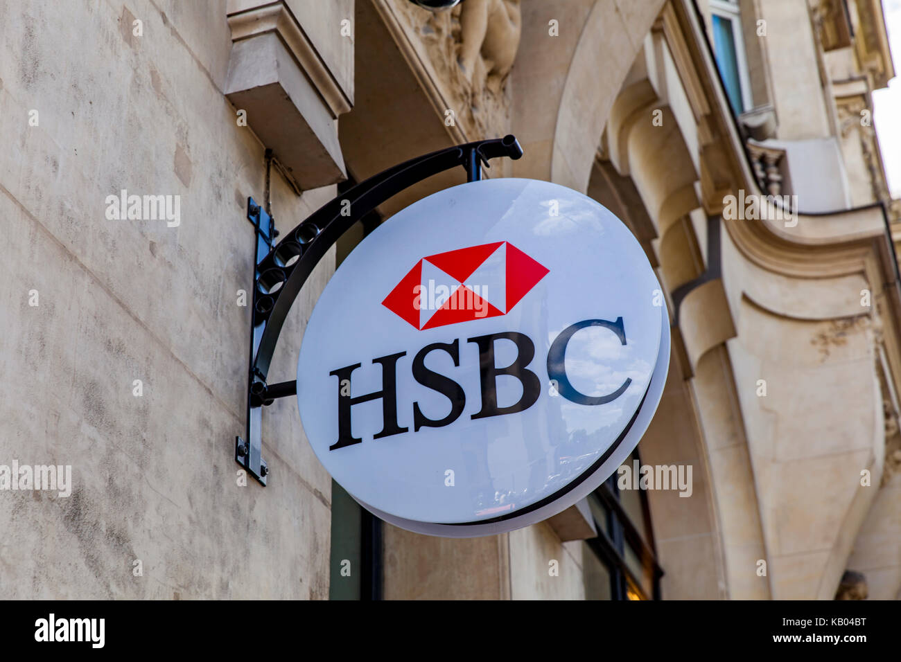 Detail von der HSBC Bank in Paris, Frankreich. Mit mehr als 7.500 Büros und 85000 Mitarbeitern ist es eines der größten Bankensystem. Stockfoto