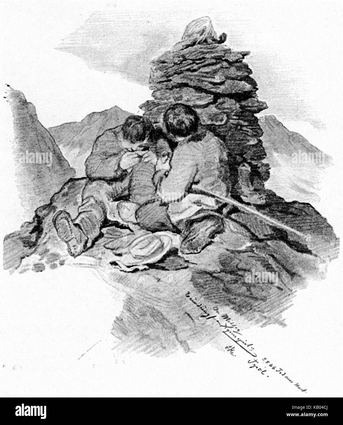 Unbekannte zwei Jungen auf einer Bergspitze hinter einem Cairn Stockfoto