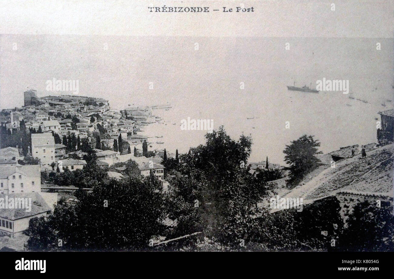 Blick auf den Hafen von Trebizonde (heute Trabzon, Türkei), historisch bedeutsam als Zentrum für Handel und Kultur in der Schwarzmeerregion. Der Hafen spielte eine wichtige Rolle bei den maritimen Aktivitäten der Region. Stockfoto