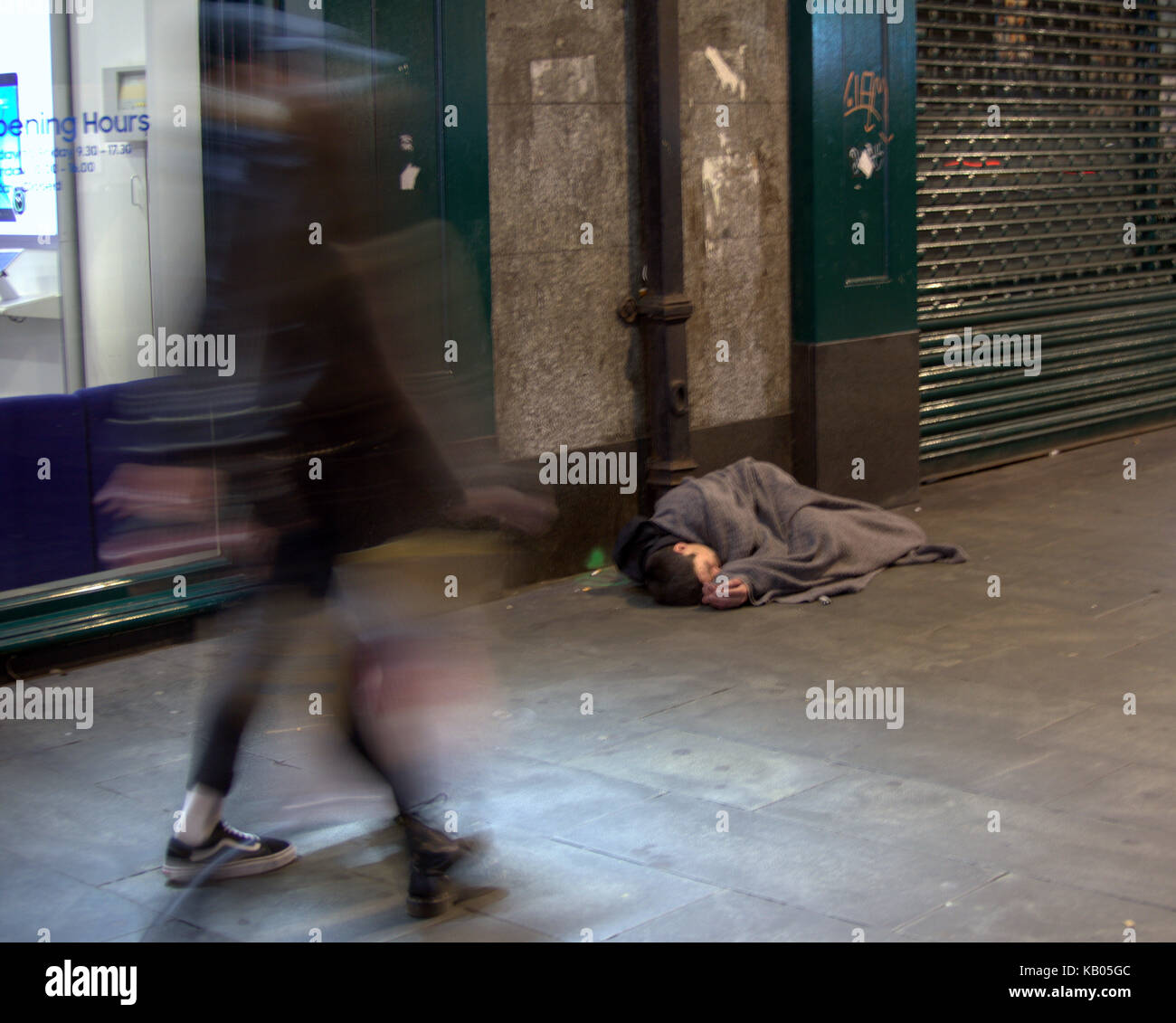 Glasgow junge Obdachlose Junge sieht tot wie er schläft auf dem Boden unbewussten als fremde Spaziergang durch Stockfoto