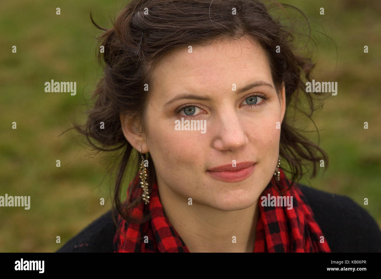 Sarah Preis, Garten Designer bei chicksgrove Steinbruch, tisbury, Wiltshire, wo sie Stein für ihre Kreationen wählt, und legt ihre Pläne. Stockfoto