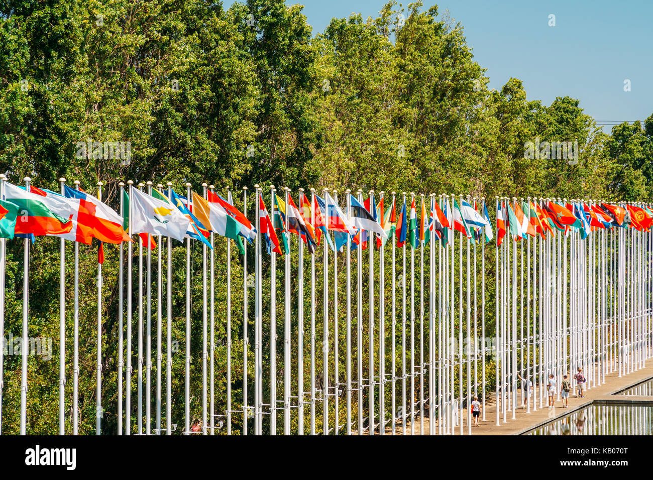 Lissabon, Portugal - 10. AUGUST 2017: Flaggen der Welt auf der Expo '98 in der Nähe von Vasco de Gama Einkaufszentrum. Stockfoto