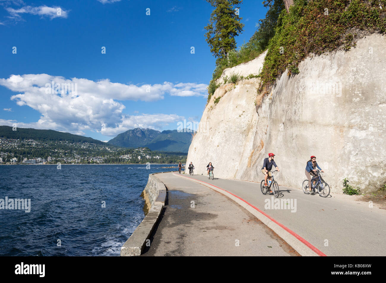 Vancouver, British Columbia, Kanada - 13. September 2017: Stanley Park Klippen und Menschen, die Fahrrad fahren Stockfoto