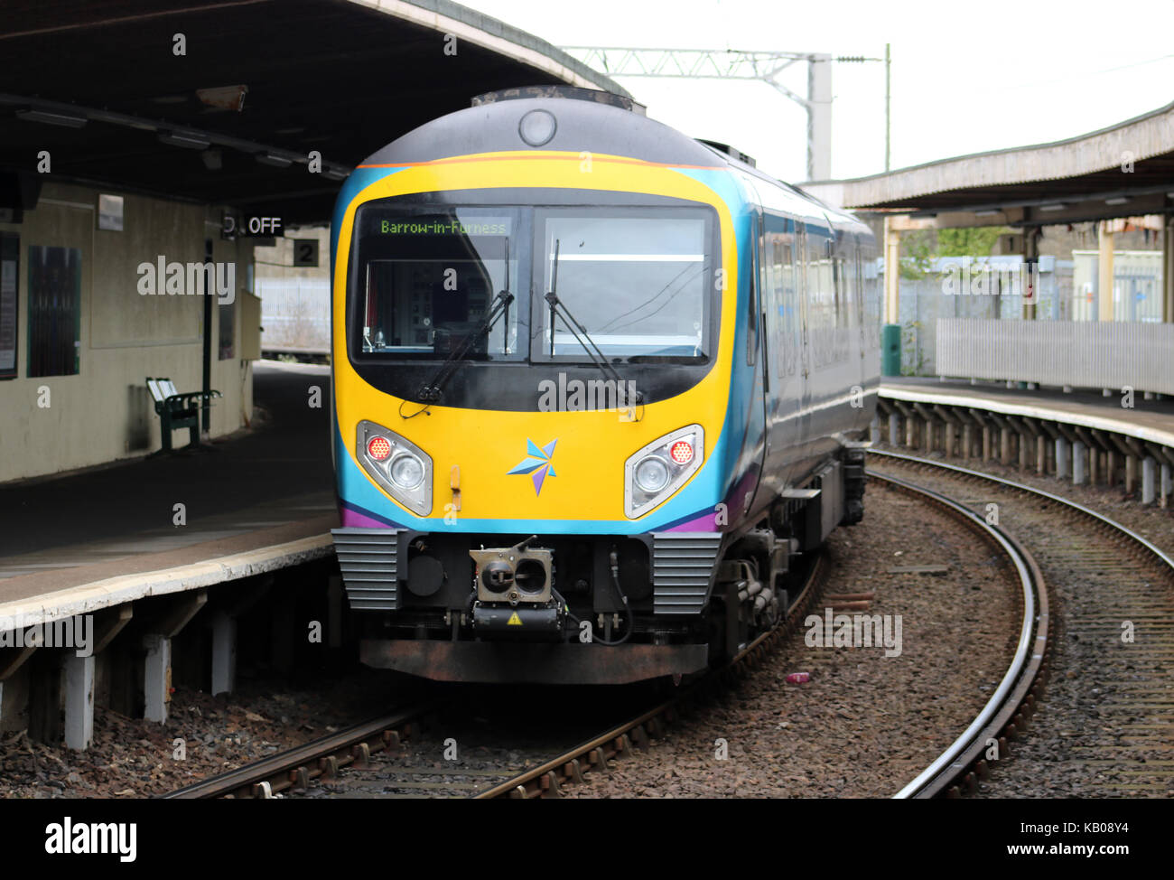 Klasse 185 Siemens Desiro diesel Multiple Unit Train in FTPE Livree in Carnforth Bahnhof mit einer nördlichen Passenger Service nach Barrow. Stockfoto