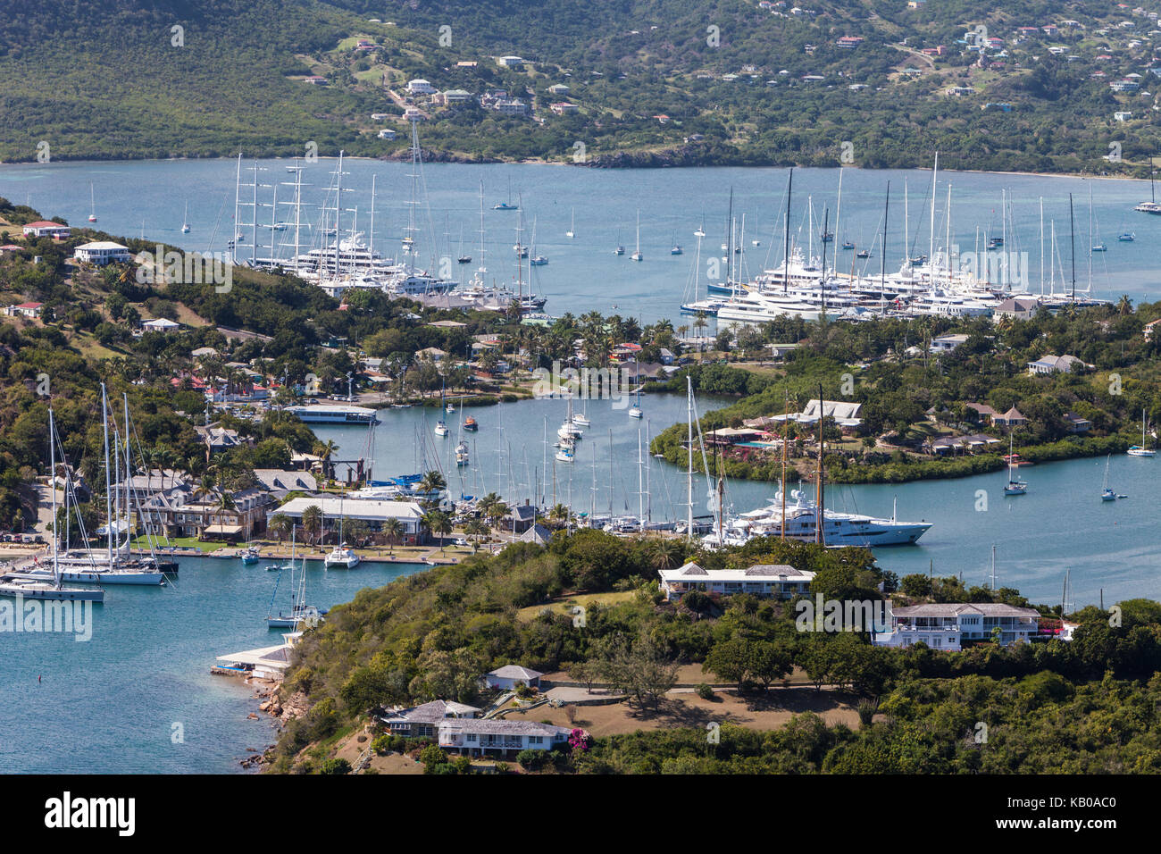 Antigua. Blick von Shirley Heights, in Nelson's Dockyard, in der Mitte links. Stockfoto