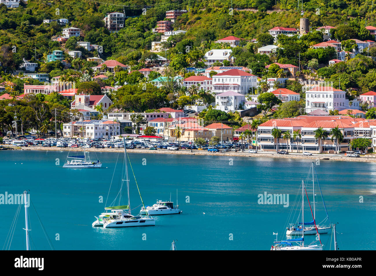 Charlotte Amalie, St. Thomas, U.S. Virgin Islands. Kleine Boote in der Bucht, am Nachmittag. Blackbeard's Schloss rechts oben. Stockfoto