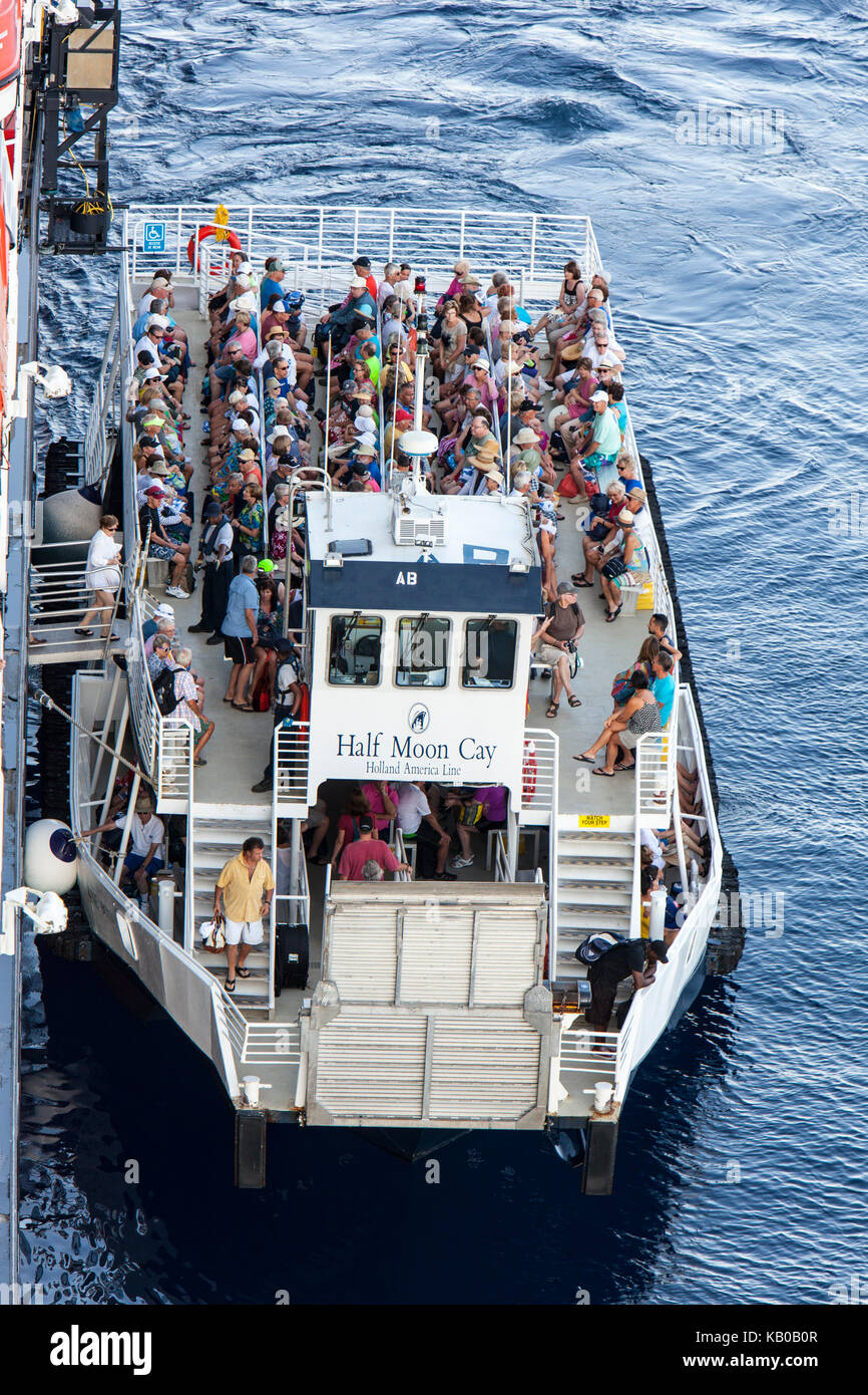 Half Moon Cay, Bahamas. Fähre laden die Passagiere von Bord zu nehmen. Stockfoto Half Moon Cay, Bahamas. Fähre laden die Passagiere von Bord zu nehmen. Stockfoto